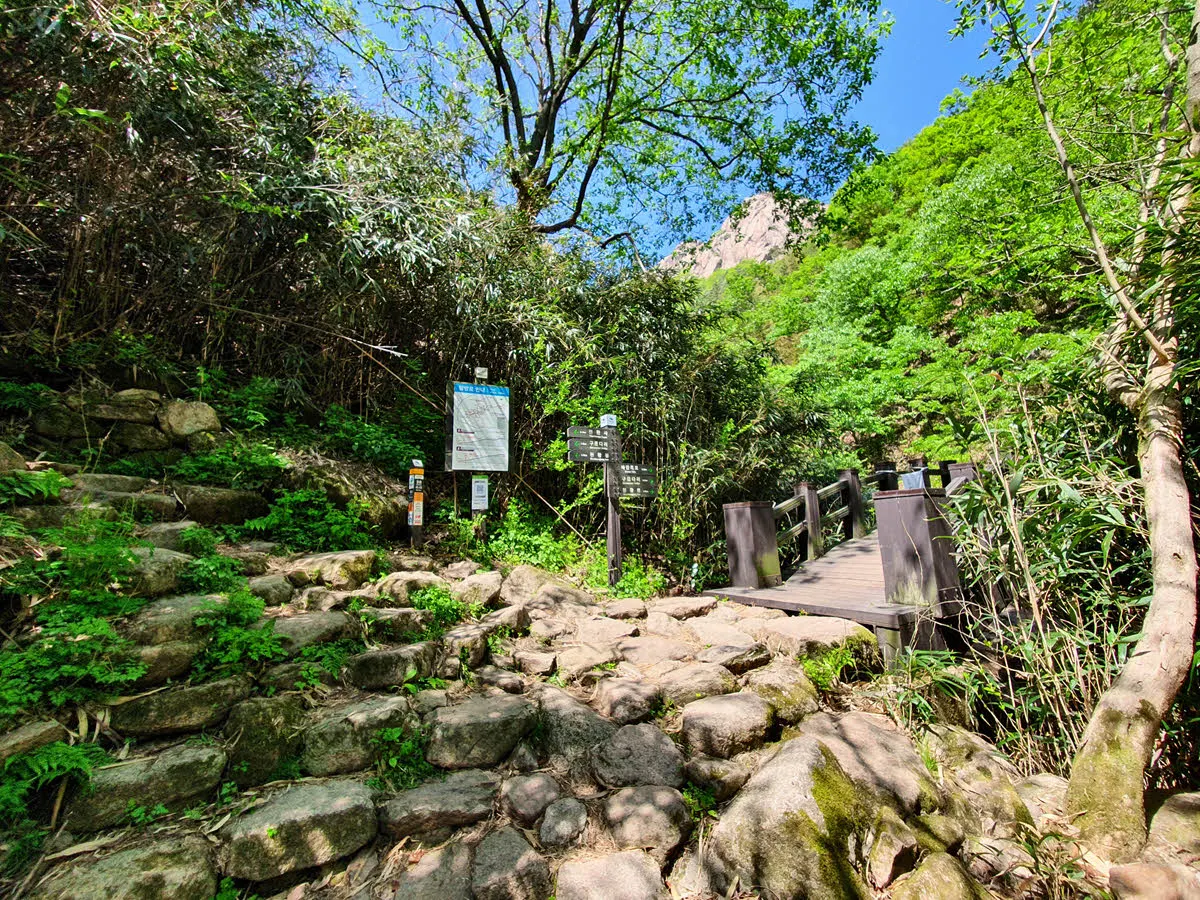 천황사와 바람폭포로 갈라지는 "천황사 삼거리"