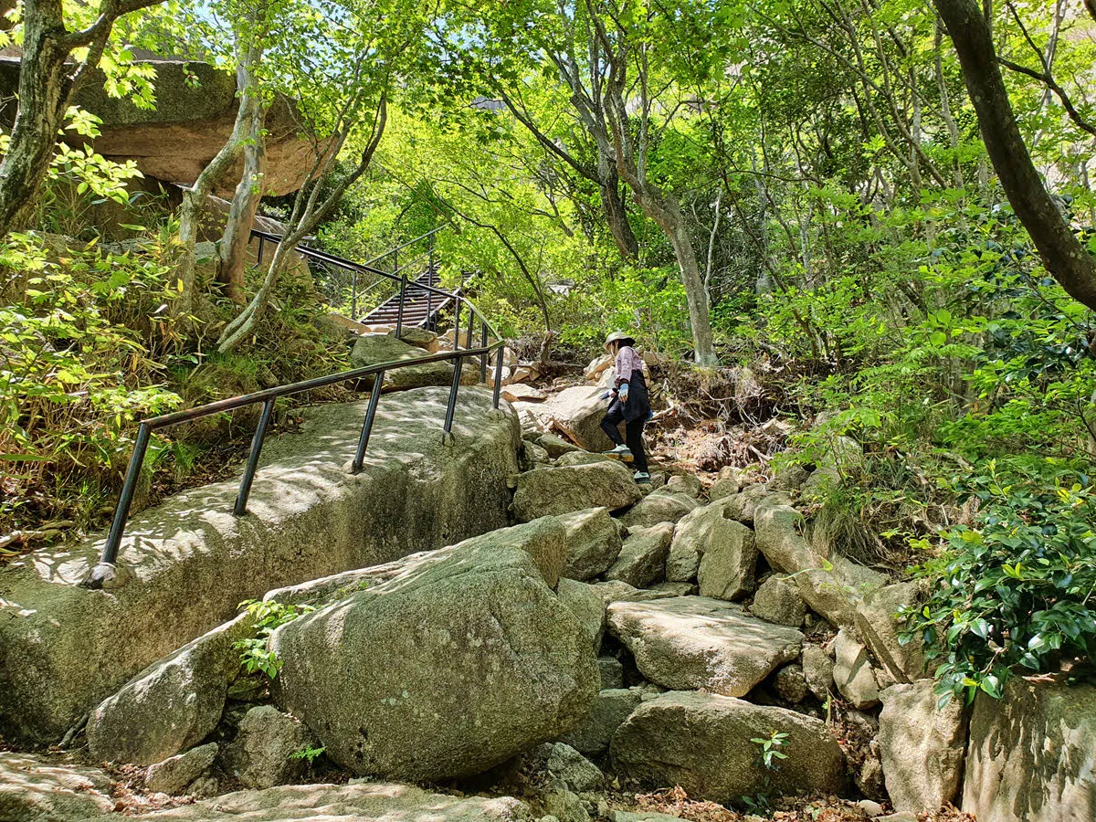 천황사를 지나면 본색을 드러내는 월출산