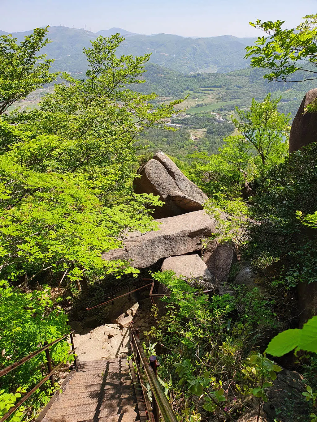 드디어 월출산 아래 풍경이 보이기 시작한다.