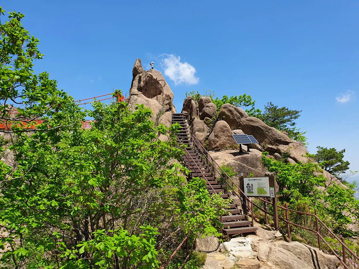 월출산 구름다리 앞 쉼터에서