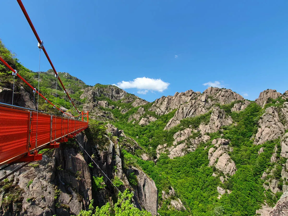 월출산 구름다리와 육형제바위