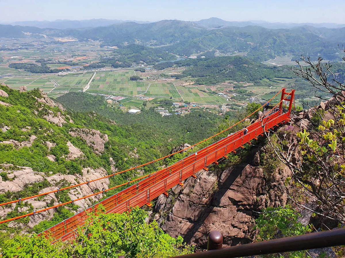 사자봉가는 계단에서 바라본 월출산 구름다리