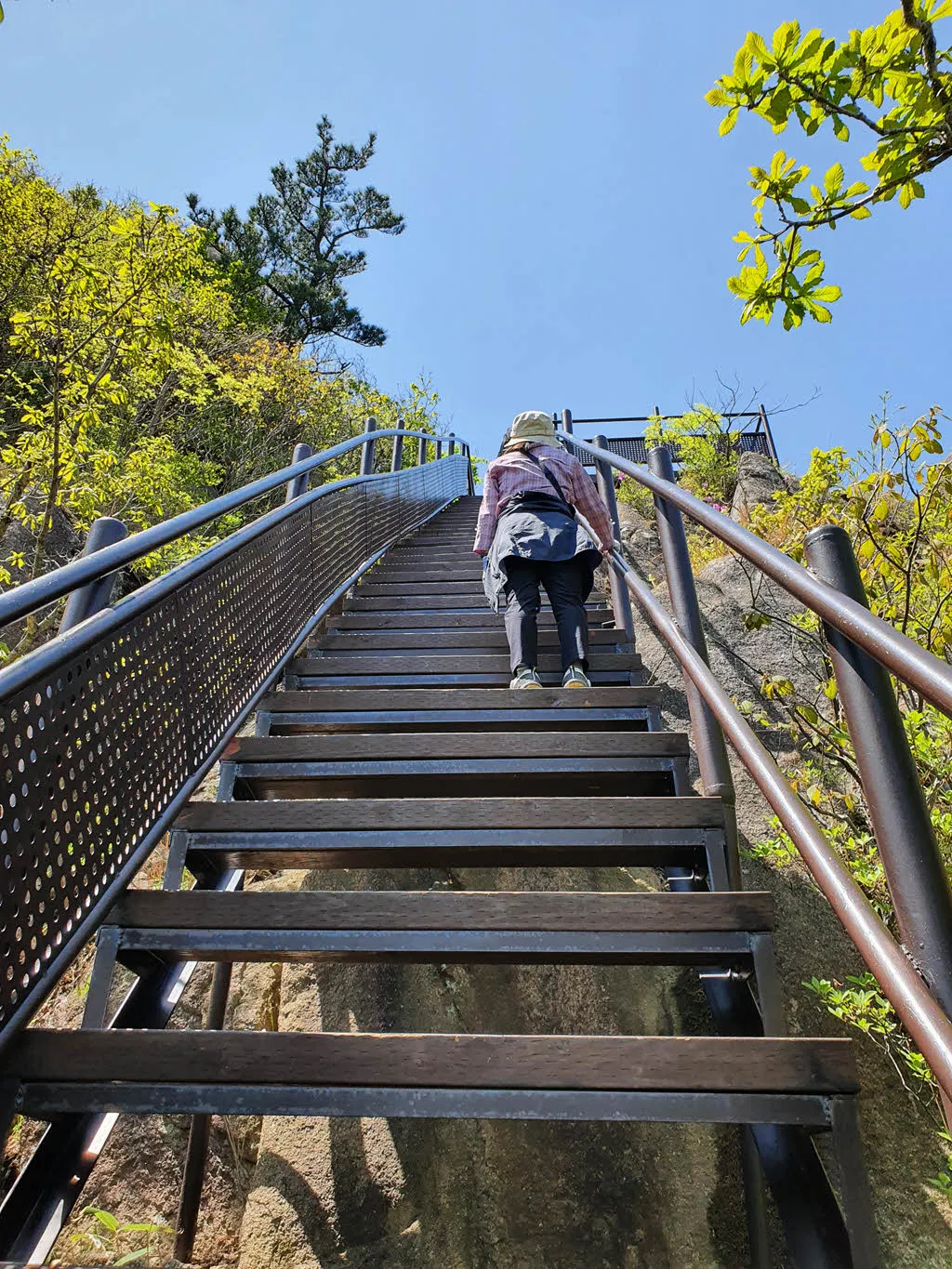 구름다리에서 사자봉으로 가는 계단