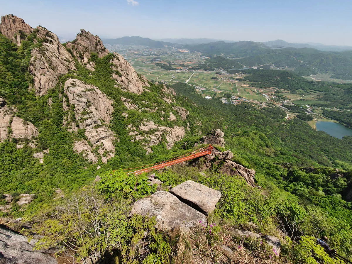 까마득하게 보이는 구름다리
