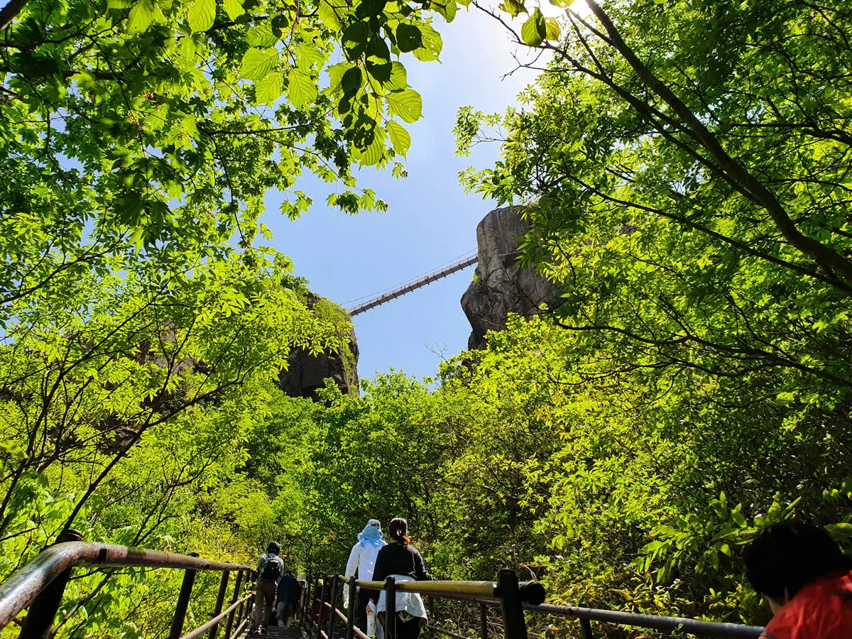 구름다리에서 바람폭포로 내려가는 길