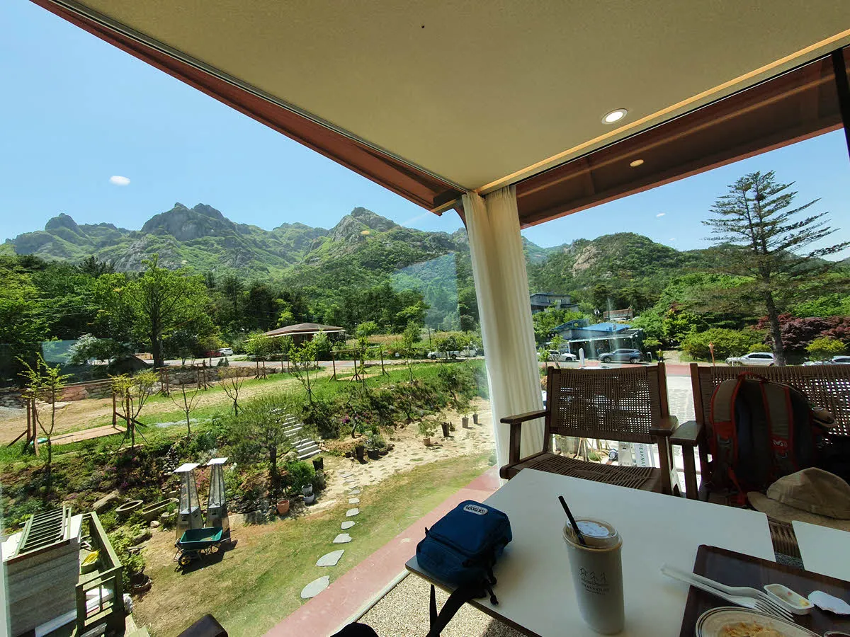 피크니처 카페의 월출산 뷰