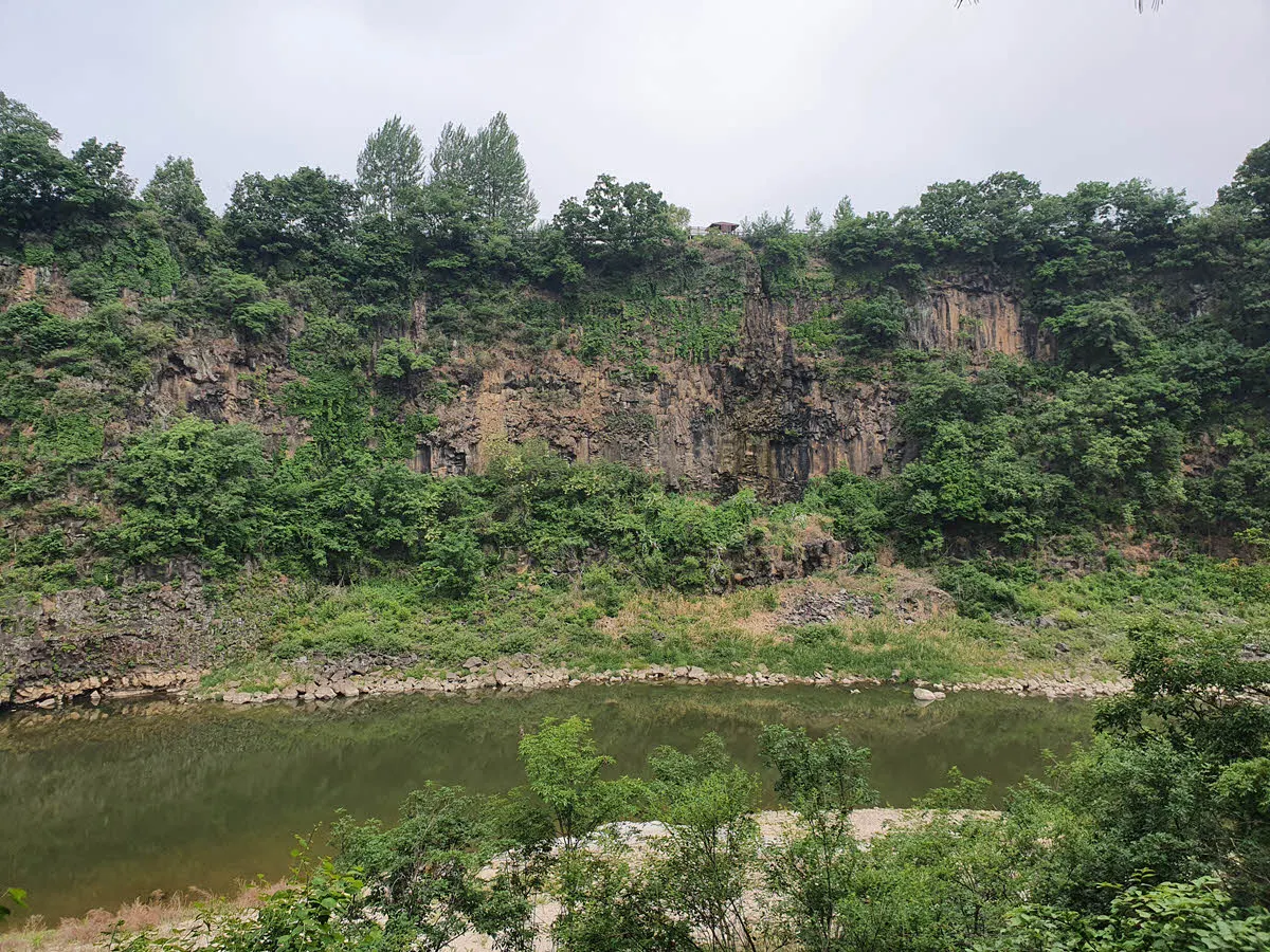 한탄강 잔도길에 접어들면 보이는 강건너 주상절리