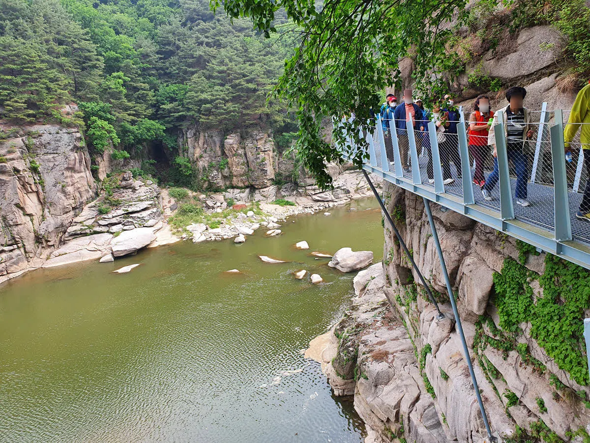 잔도길 아래는 절벽이다.