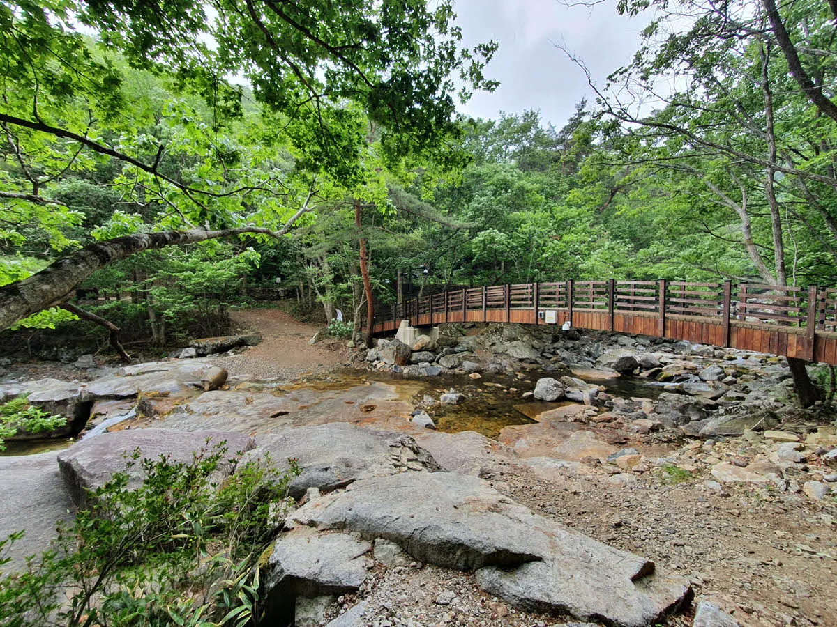 어사길의 무주 구천동계곡을 건너는 다리