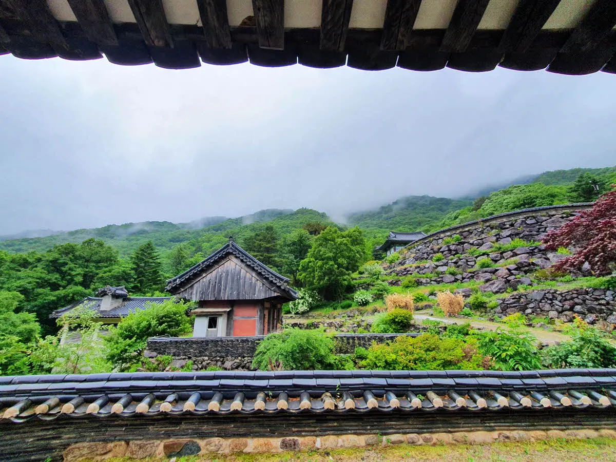 비 내리는 덕유산 백련사