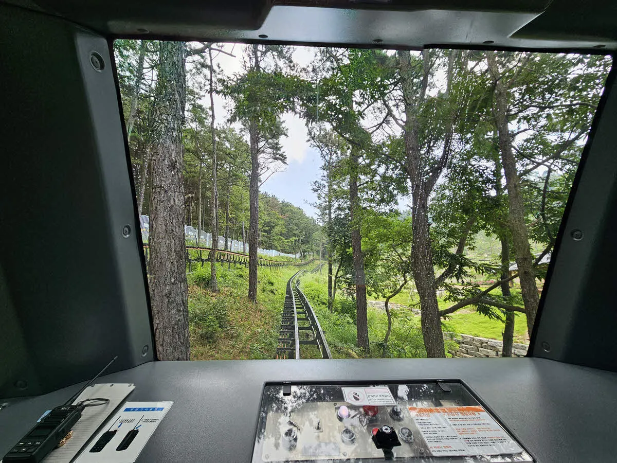 교동도 화개산 모노레일 내부에서 바라본 모습