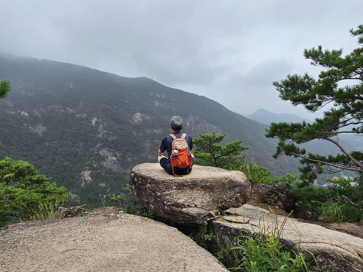 잠시 쉬어갈 수 있는 너른 바위