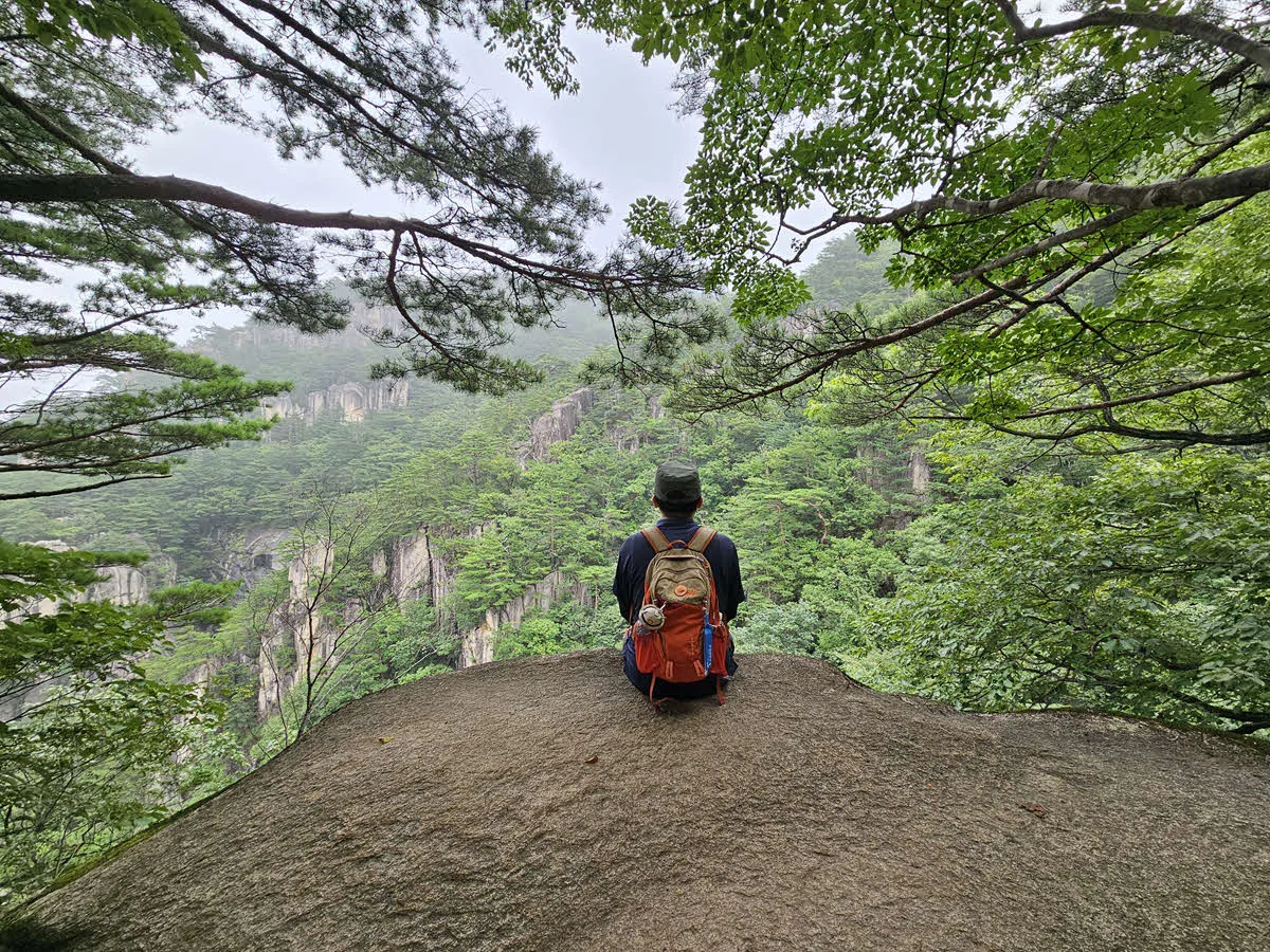 산성12폭포를 조망할 수 있는 바위