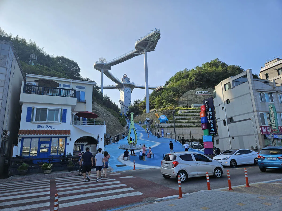 묵호해변에서 바라본 도째비골 스카이밸리