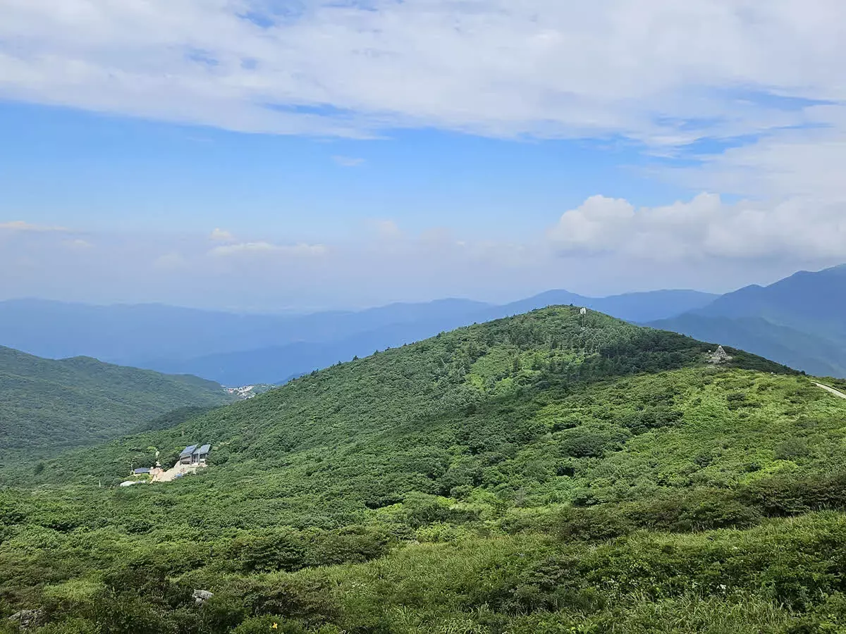 노고단 오르면서 바라본 성삼재