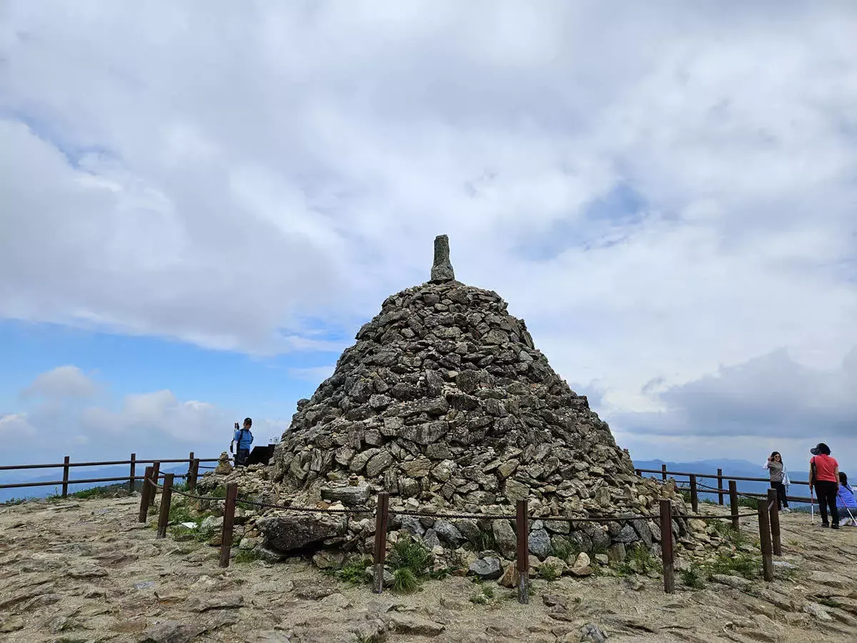 노고단 정상의 돌탑