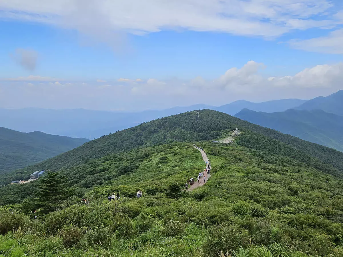 노고단에서 바라본 노고단 고개와 노고단 대피소