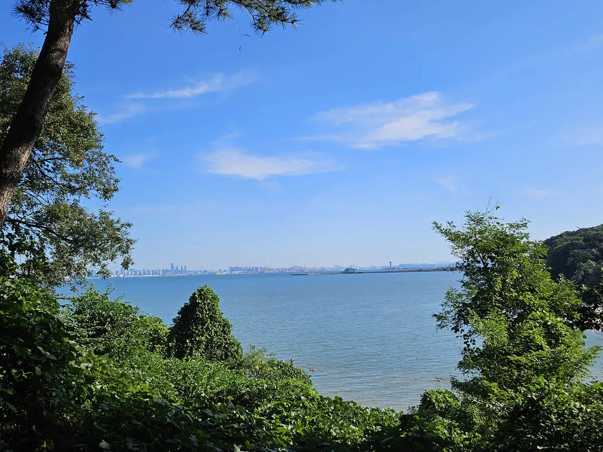 구봉도에서 바라본 송도신도시와 시화달전망대