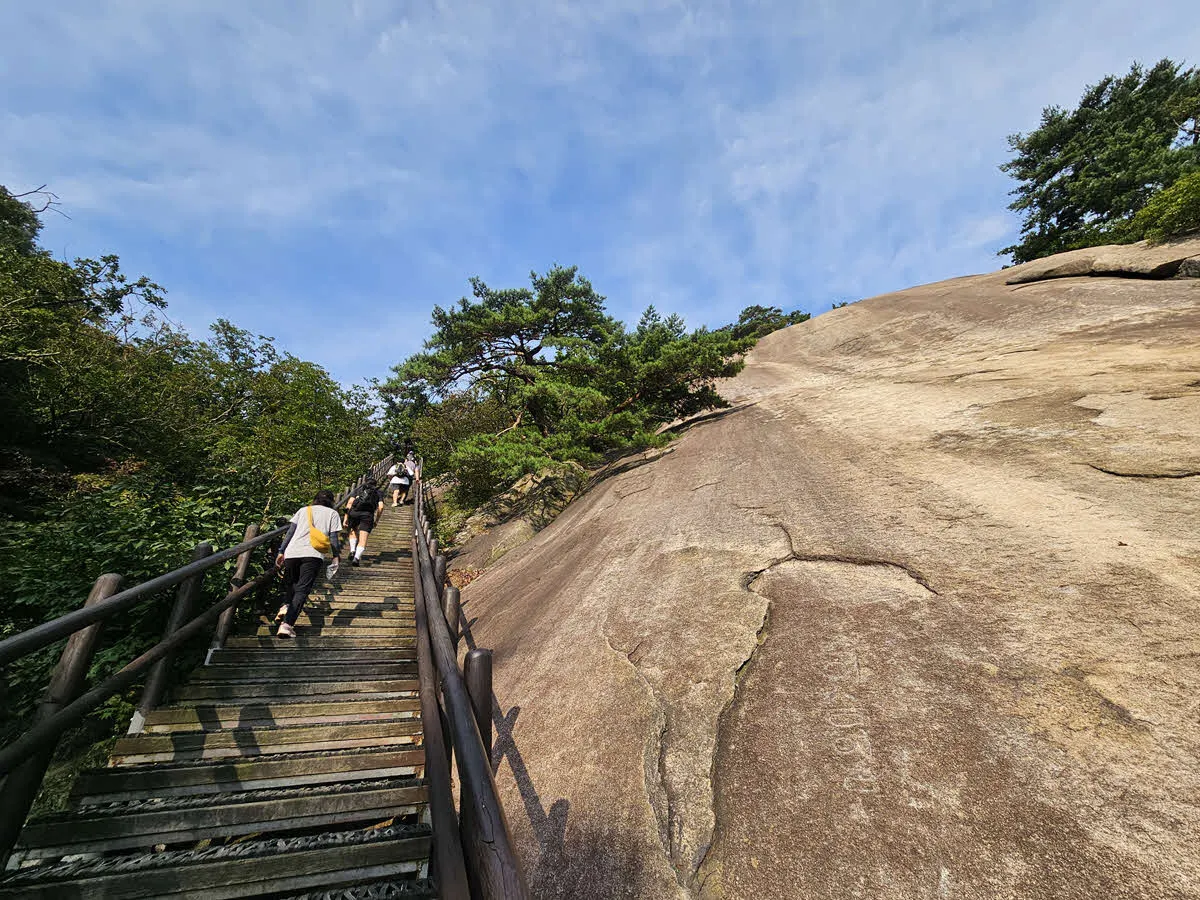 백운산장 가기 전 계단