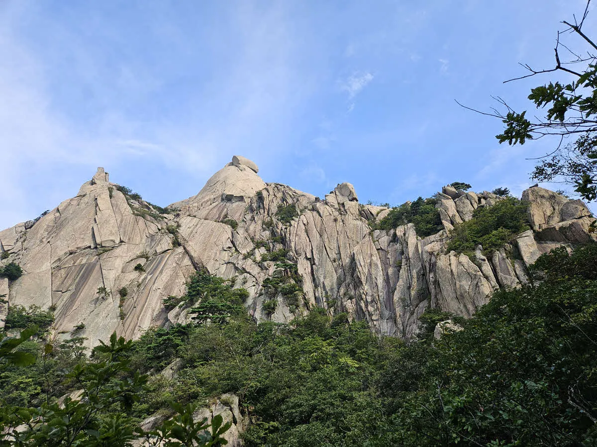 북한산성 탐방지원센터 방면에서 바라본 백운대