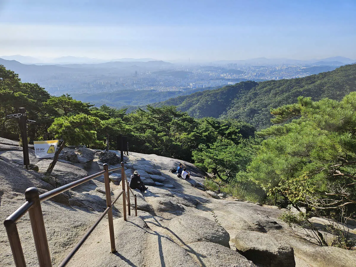 도봉산 마당바위에서 쉬어가는 사람들