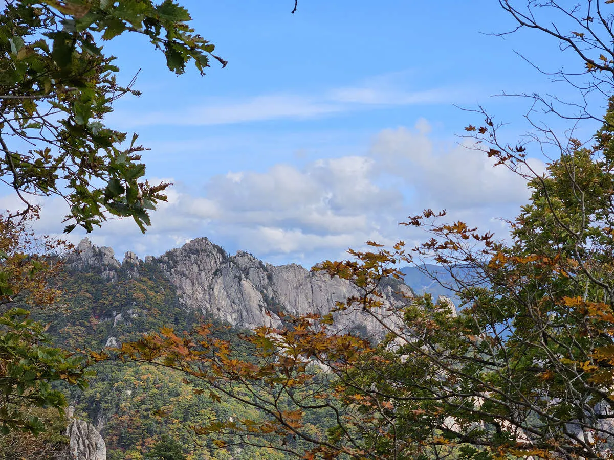 귀떼기청봉 방면의 암릉풍경