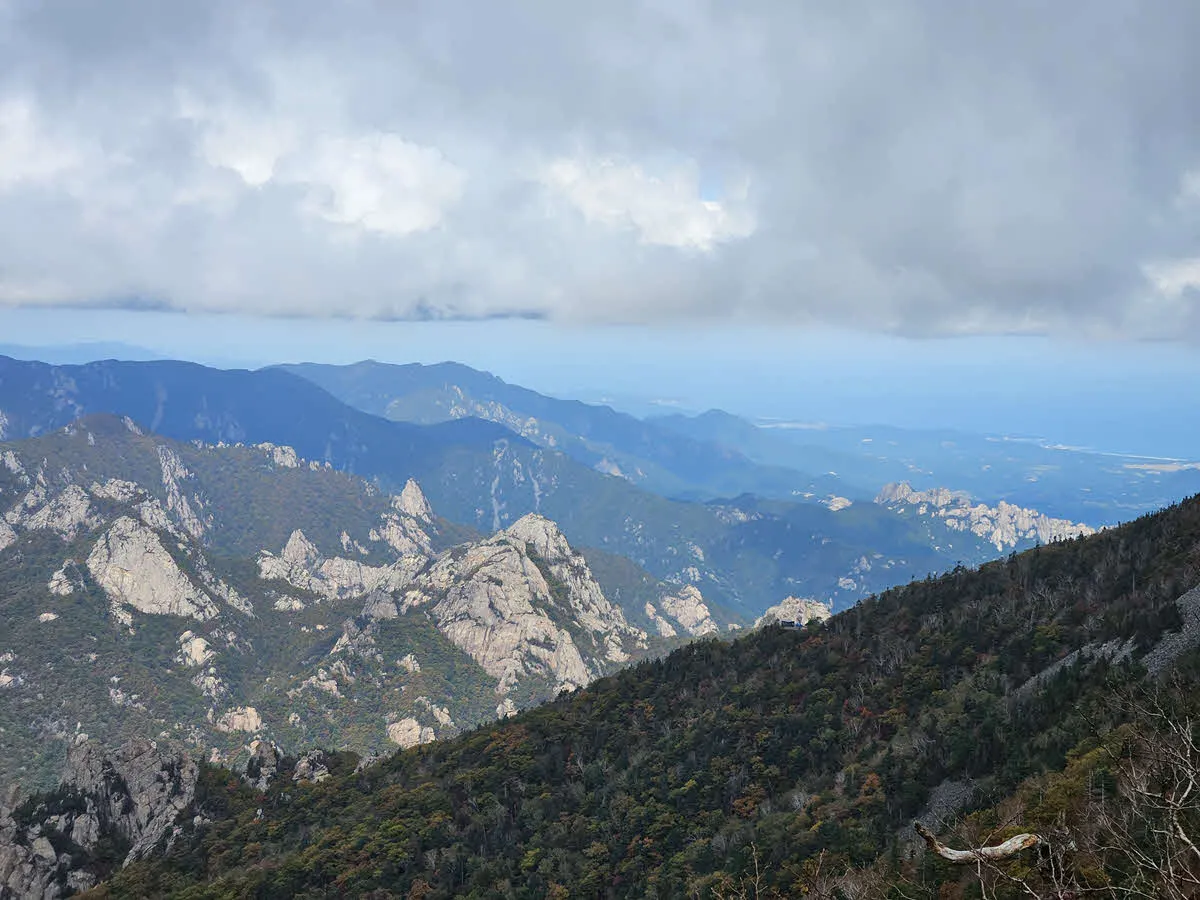 중청으로 가는길에 보이는 울산바위와 동해바다