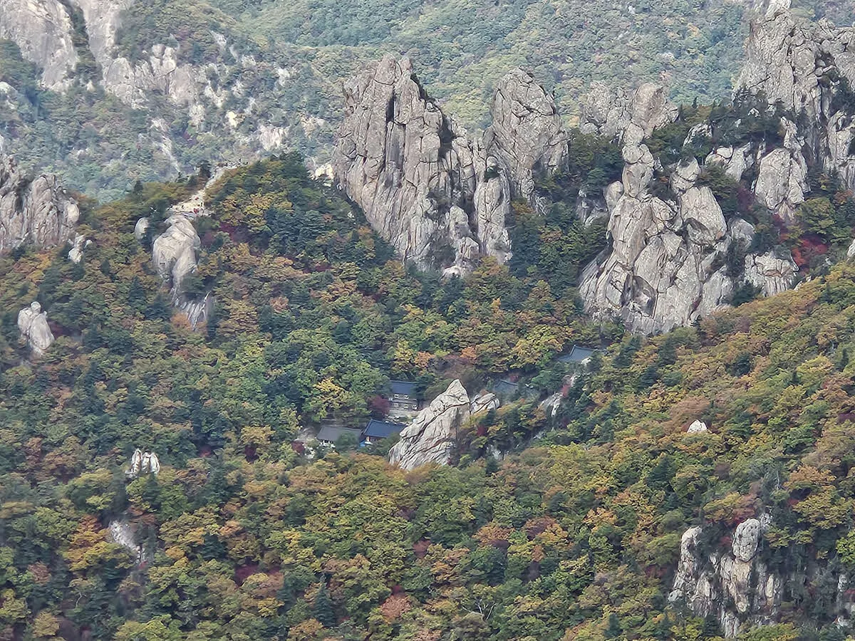 설악산 봉정암과 기암괴석들