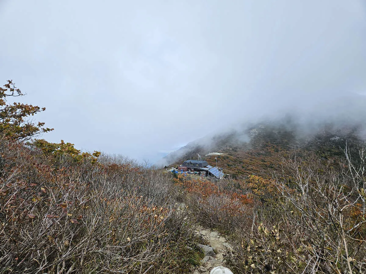 중청을 지나며 보이는 중청대피소