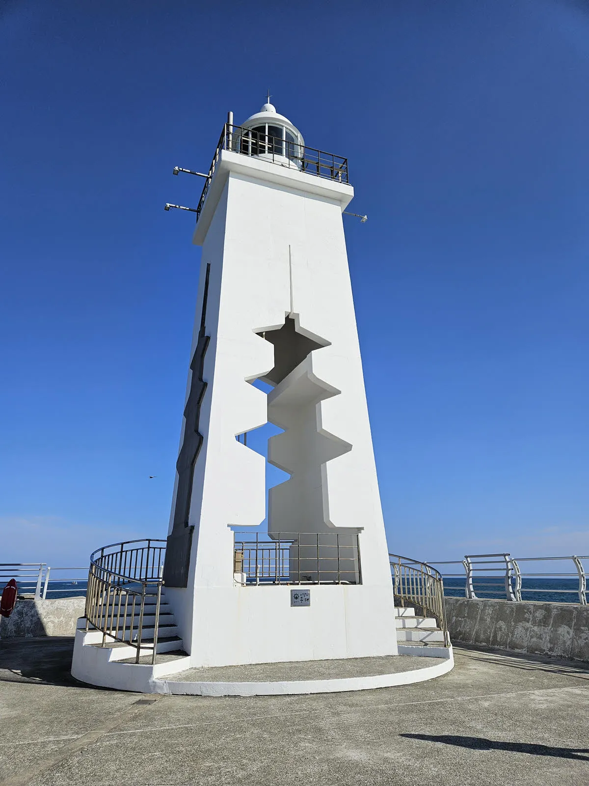 감포항 남방파제등대 - 감은사지 삼층석탑