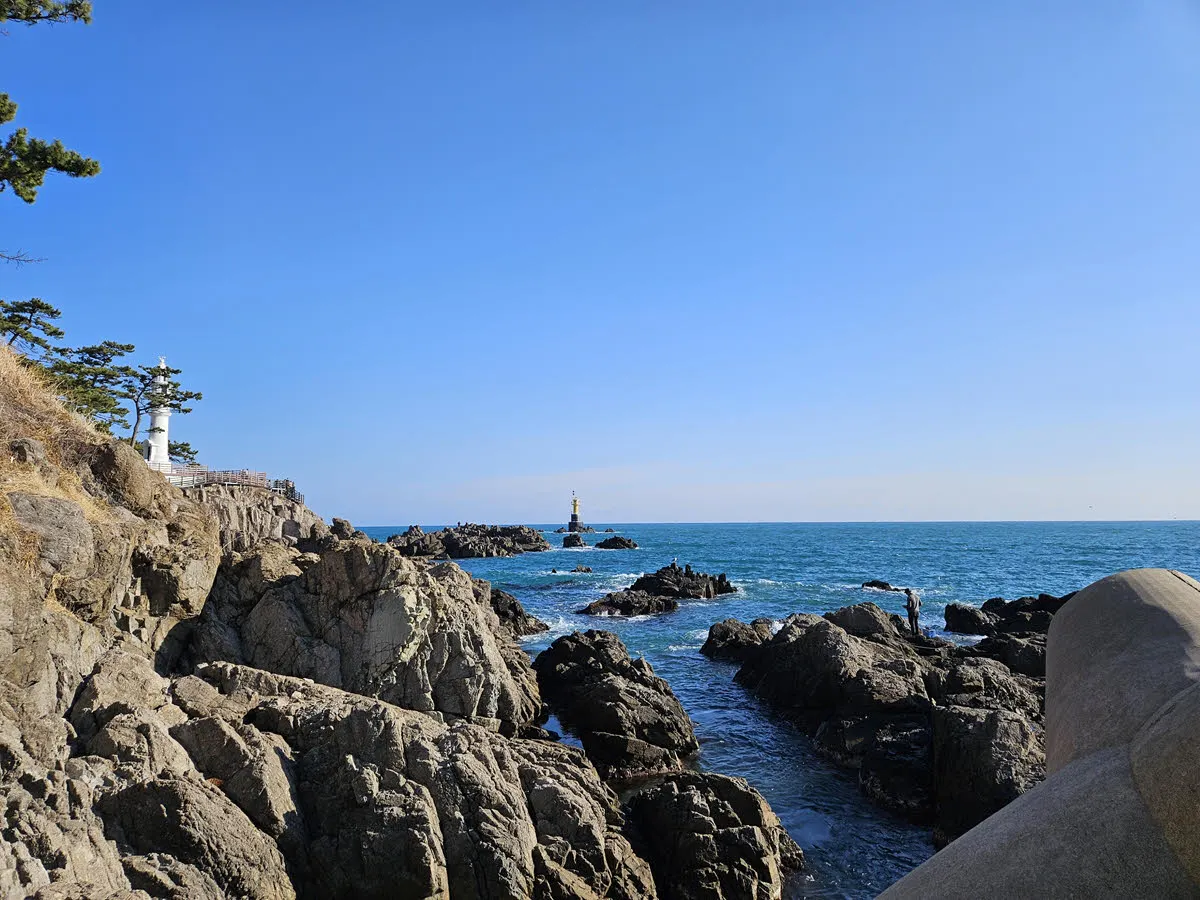 송대말등대 해변