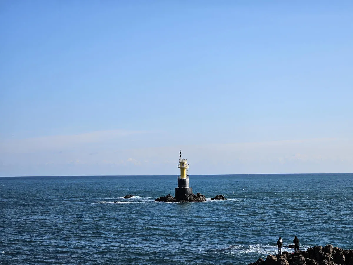 감포항 송대말 등대 앞 암초에 있는 등대