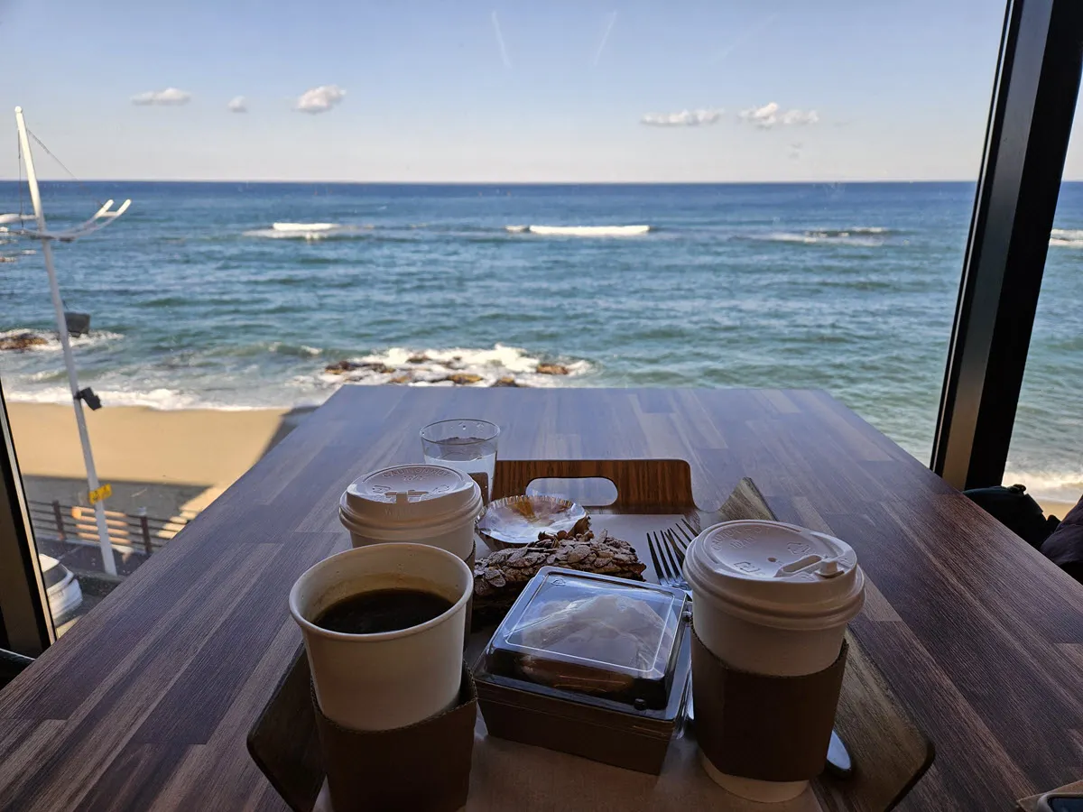 강릉 경포해변의 카페에서 바라본 동해바다