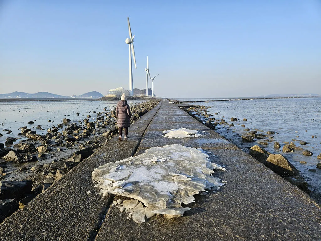 탄도항 앞바다의 유빙 흔적
