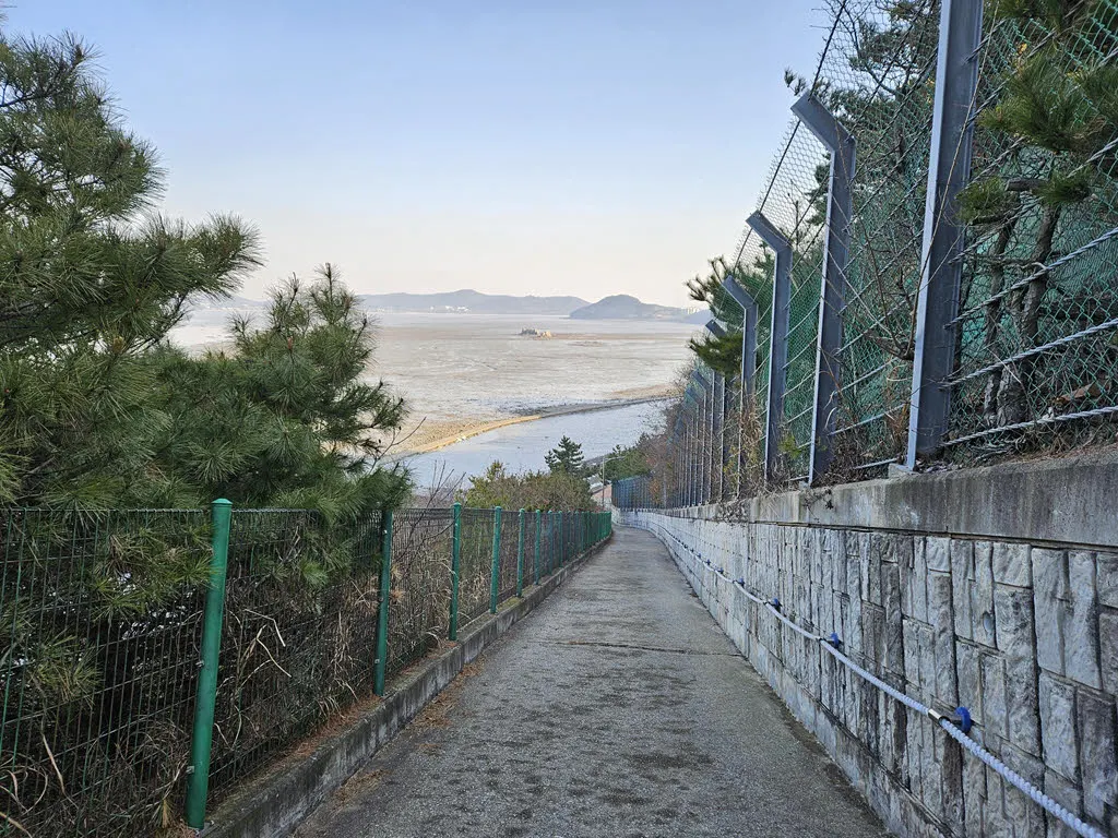 안산 탄도항 누에섬 등대전망대 오르는 언덕