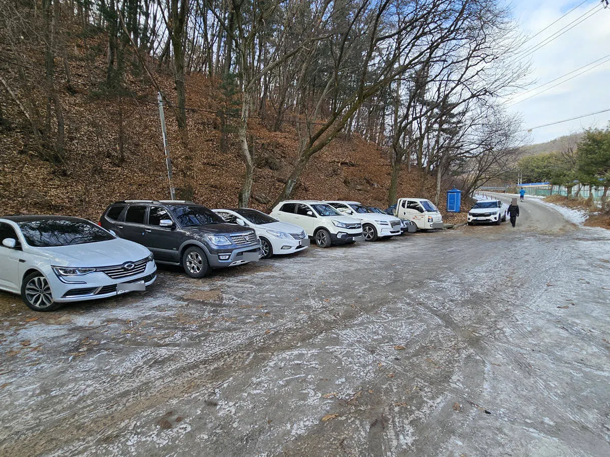 원각사 진입로 입구의 주차장 공터