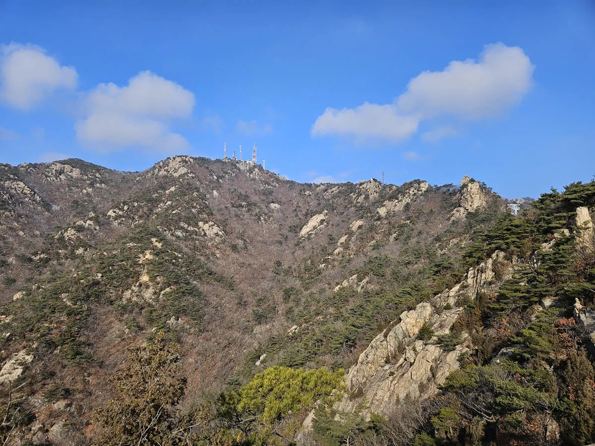 일영사지에서 새바위, 케이블카 철탑을 지나 관악산 송신소까지 이어지는 암릉구간