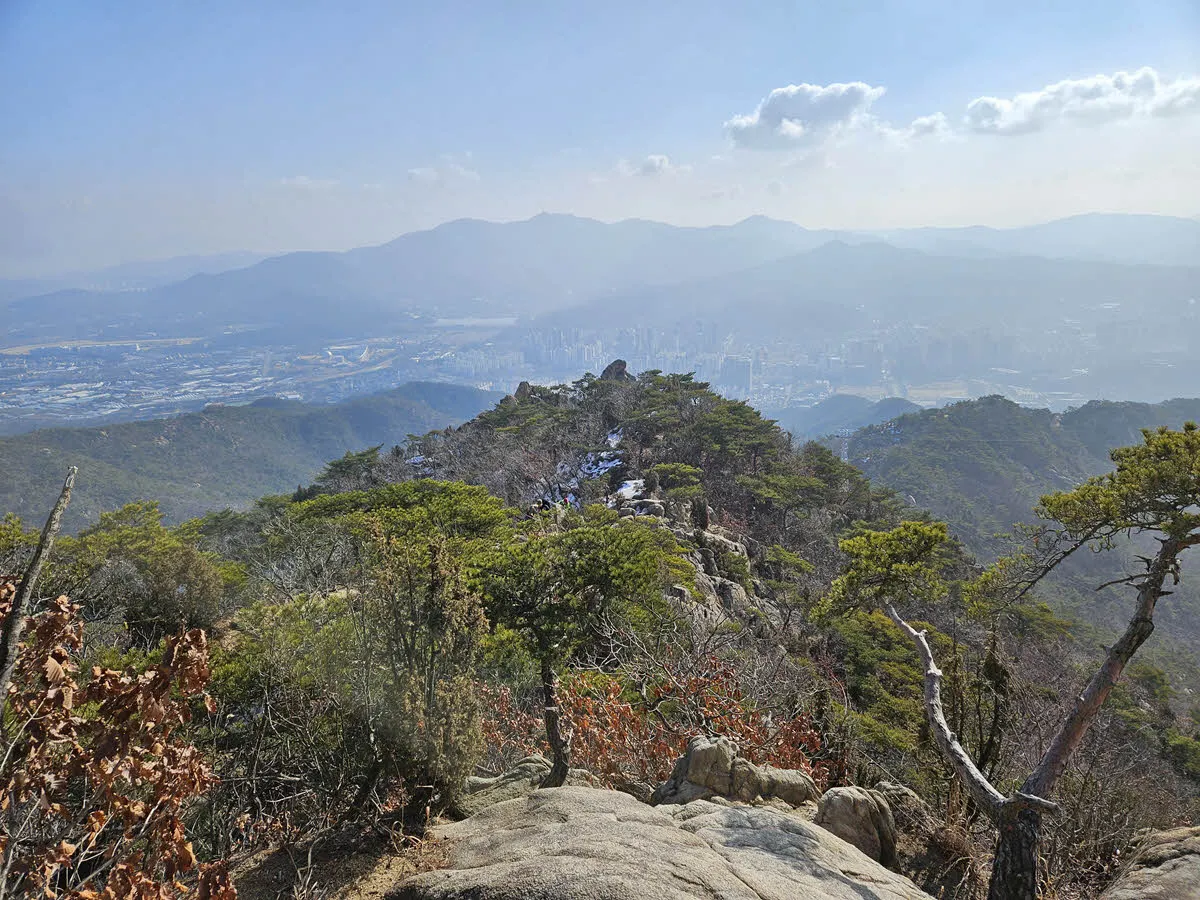 관악산 능선에서 멀리 보이는 서울대공원과 청계산