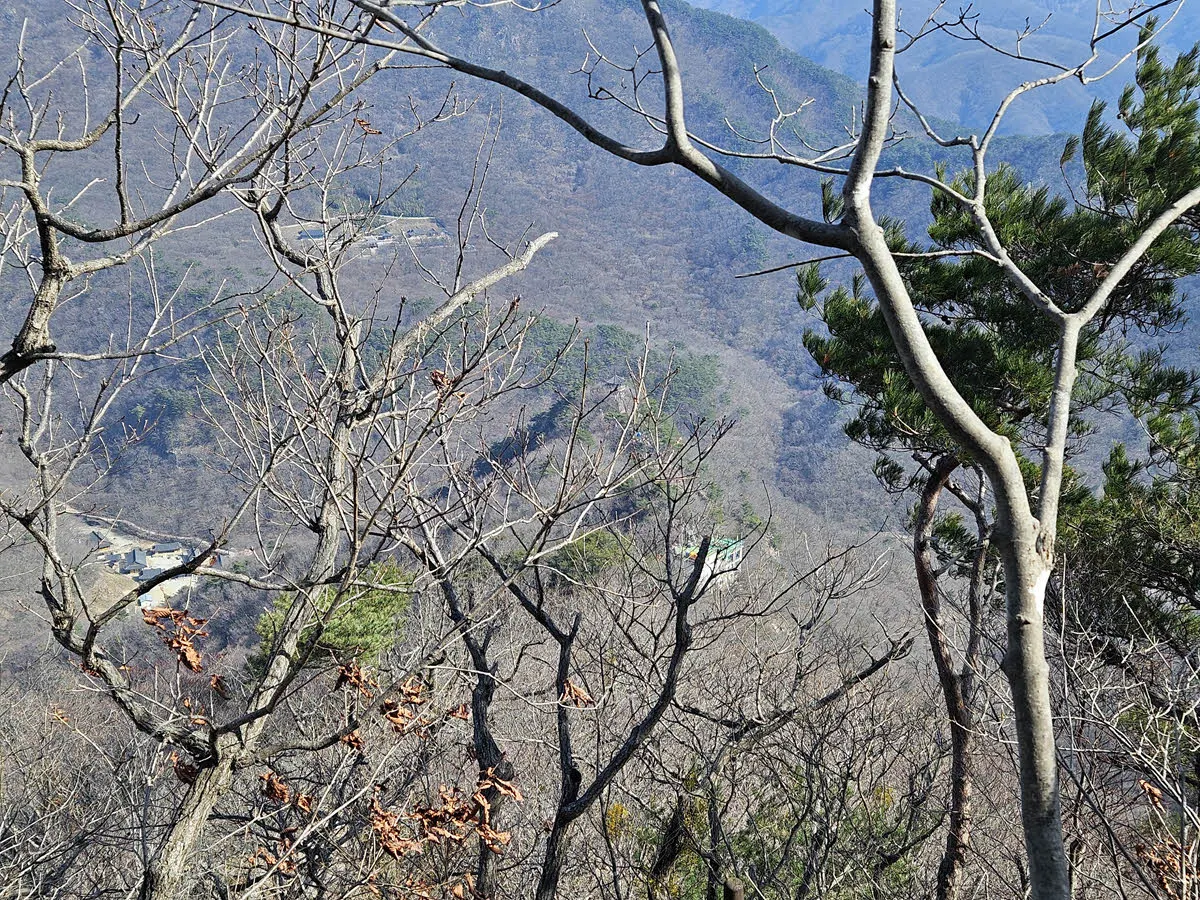 내장산 연자봉을 오르며 바라본 케이블카 상부 탑승장