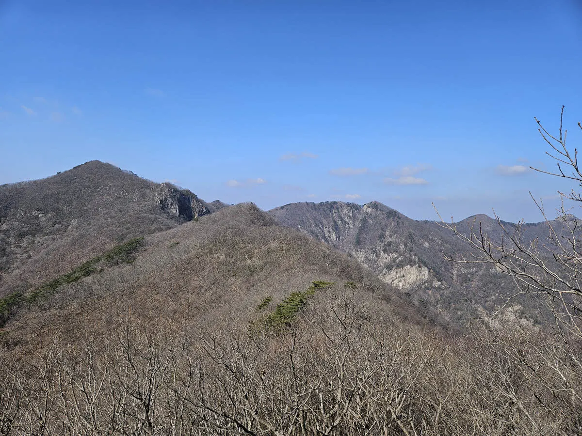 내장산 연자봉에서 바라본 신선봉(왼쪽)과 가운데 오른쪽의 까치봉 풍경