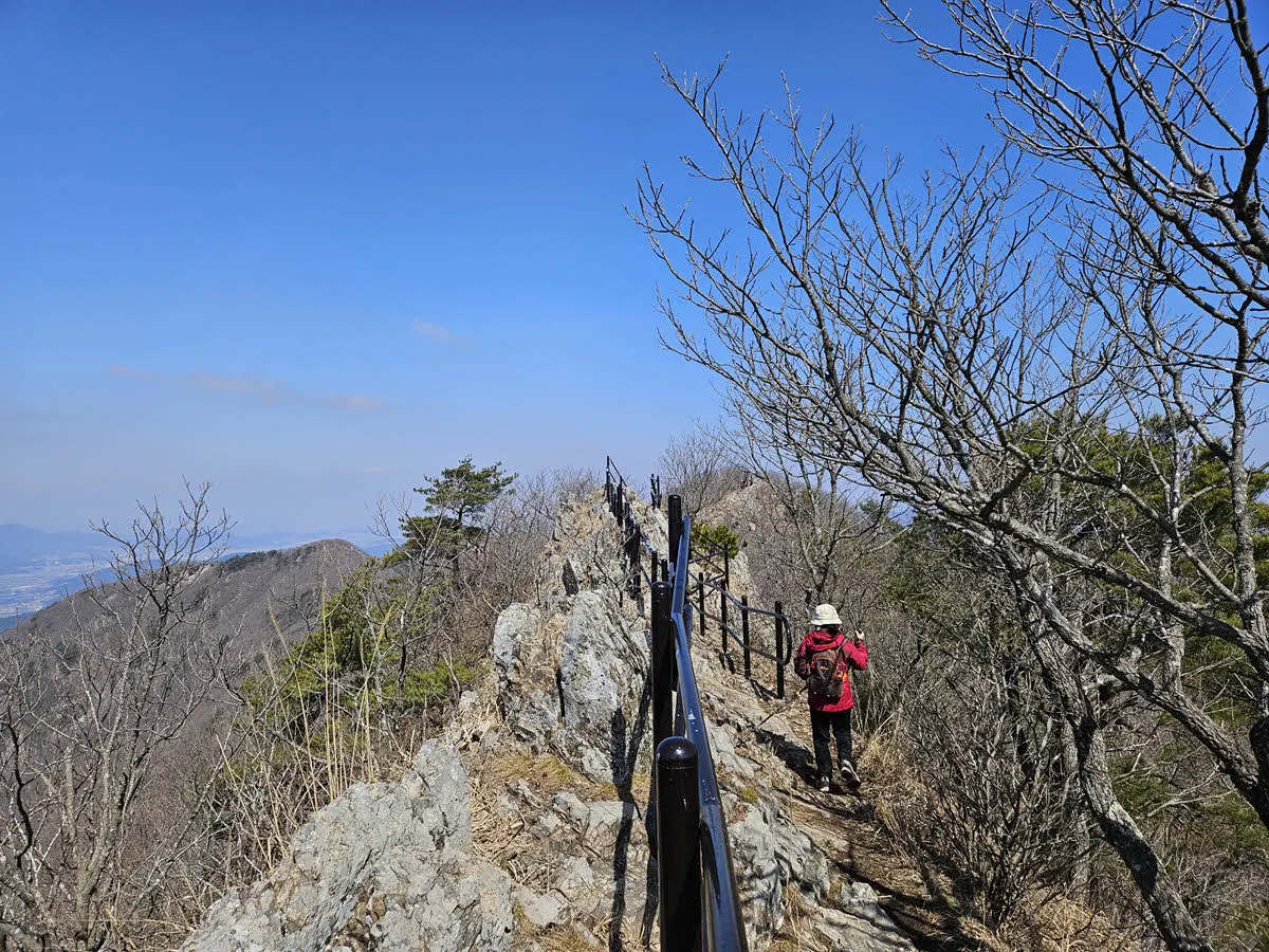칼바위 능선이라 불러도 될 듯한 내장산의 능선