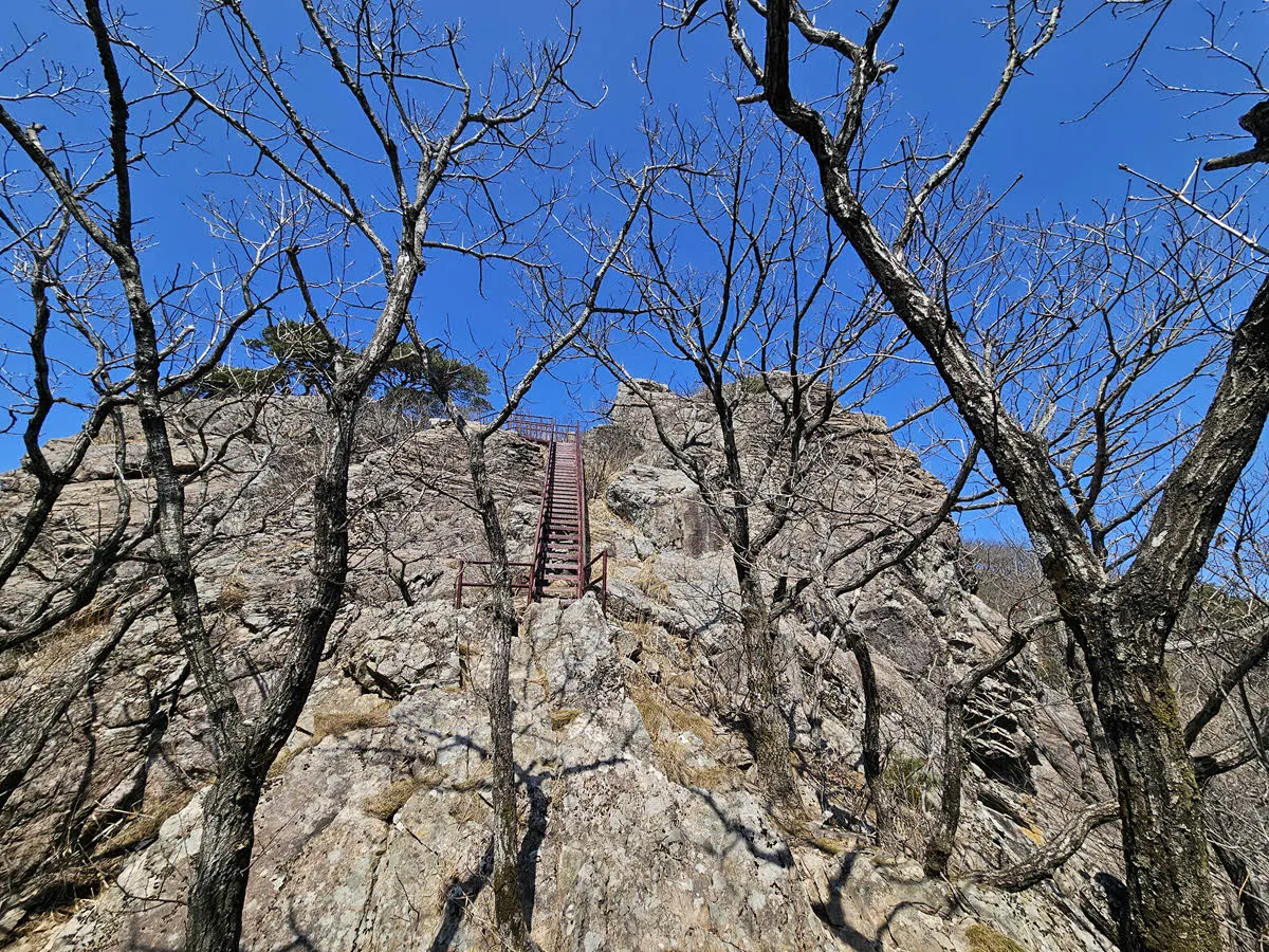 망해봉을 오르는 철계단