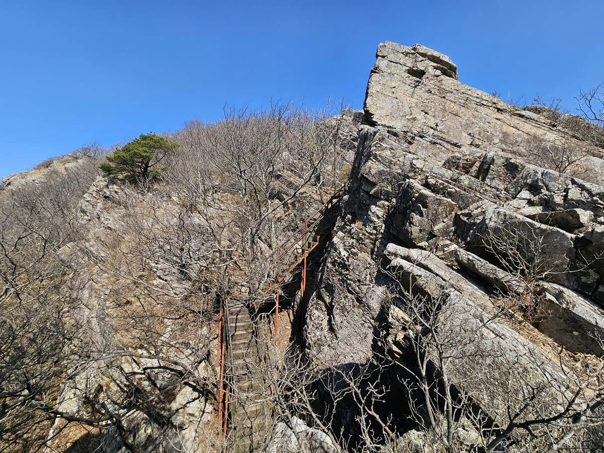 망해봉 오르는 철계단