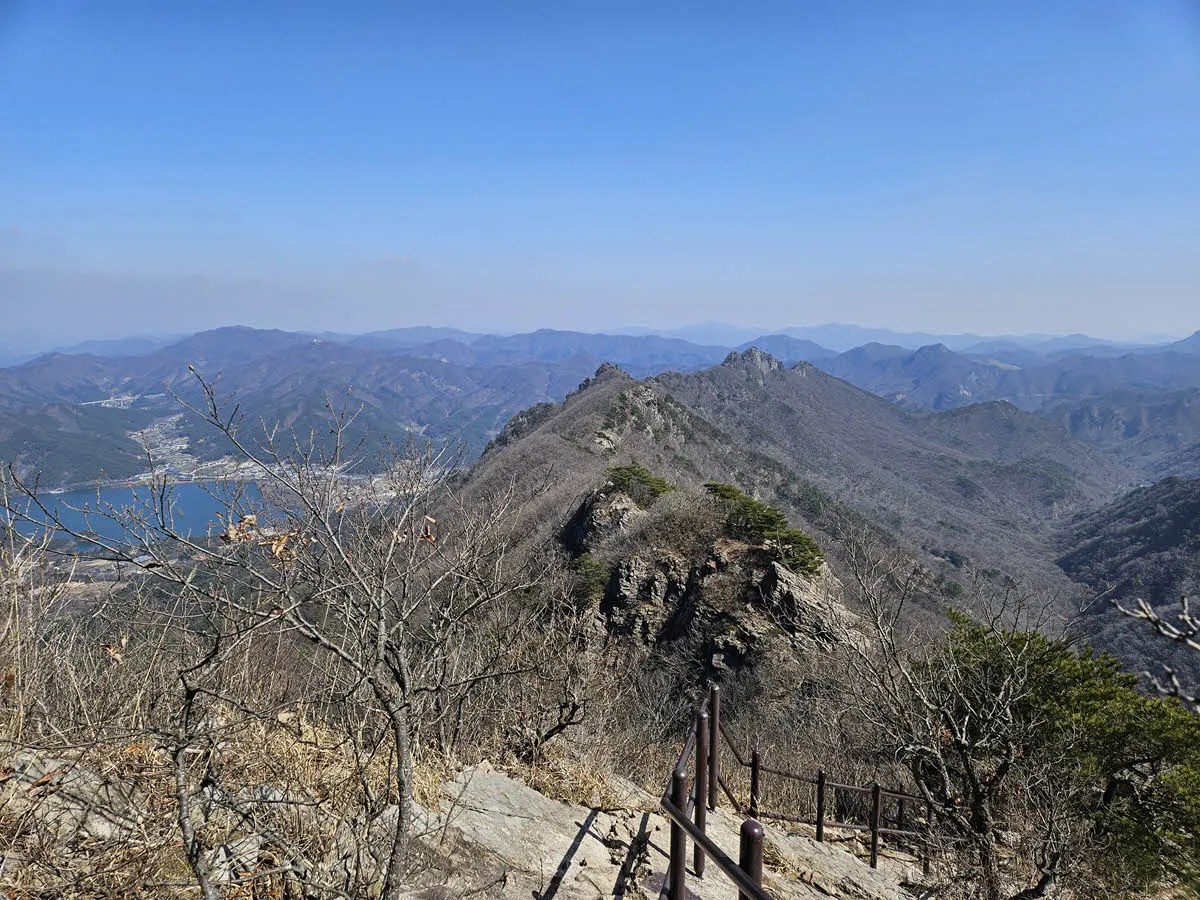 망해봉에서 바라본 불출봉과 서래봉 방면