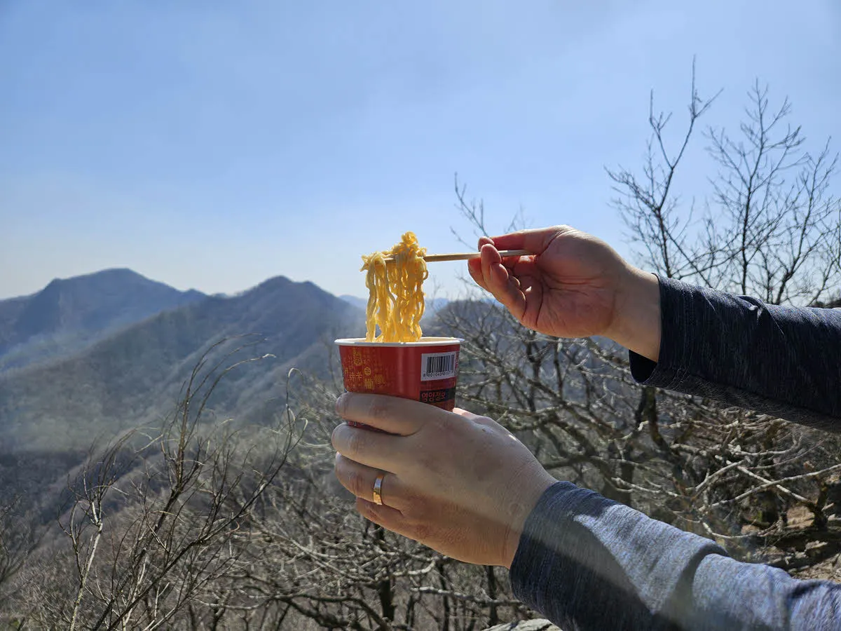 불출봉에서 신선봉을 바라보며 먹는 컵라면