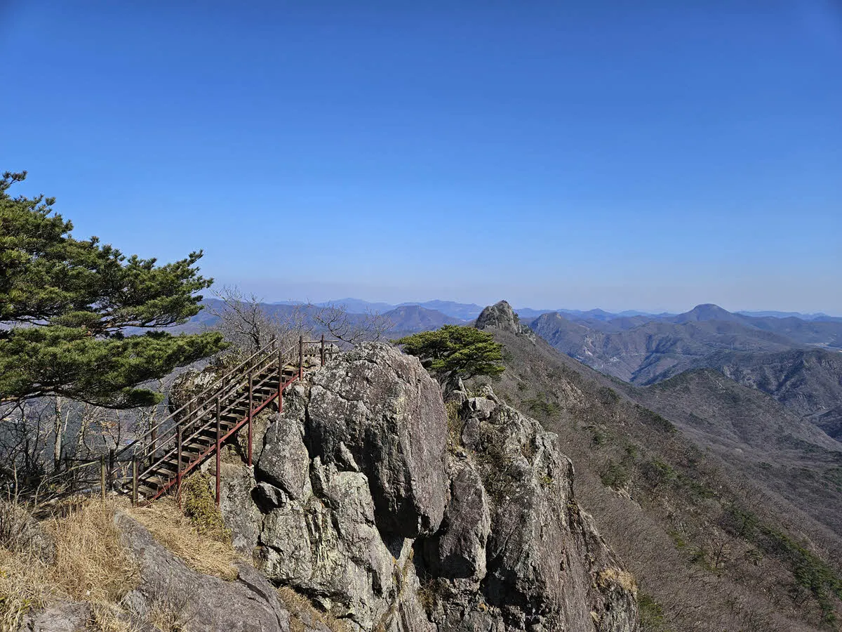 불출봉에서 바라본 서래봉