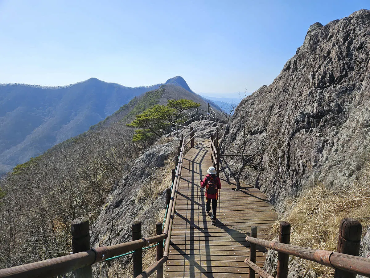 불출봉에서 내려가는 길