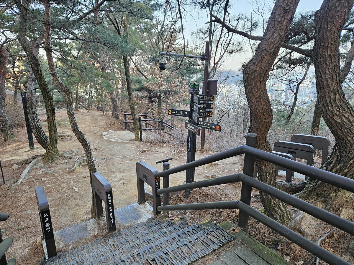북한산 둘레길 8구간과 족두리봉을 오르는 갈림길