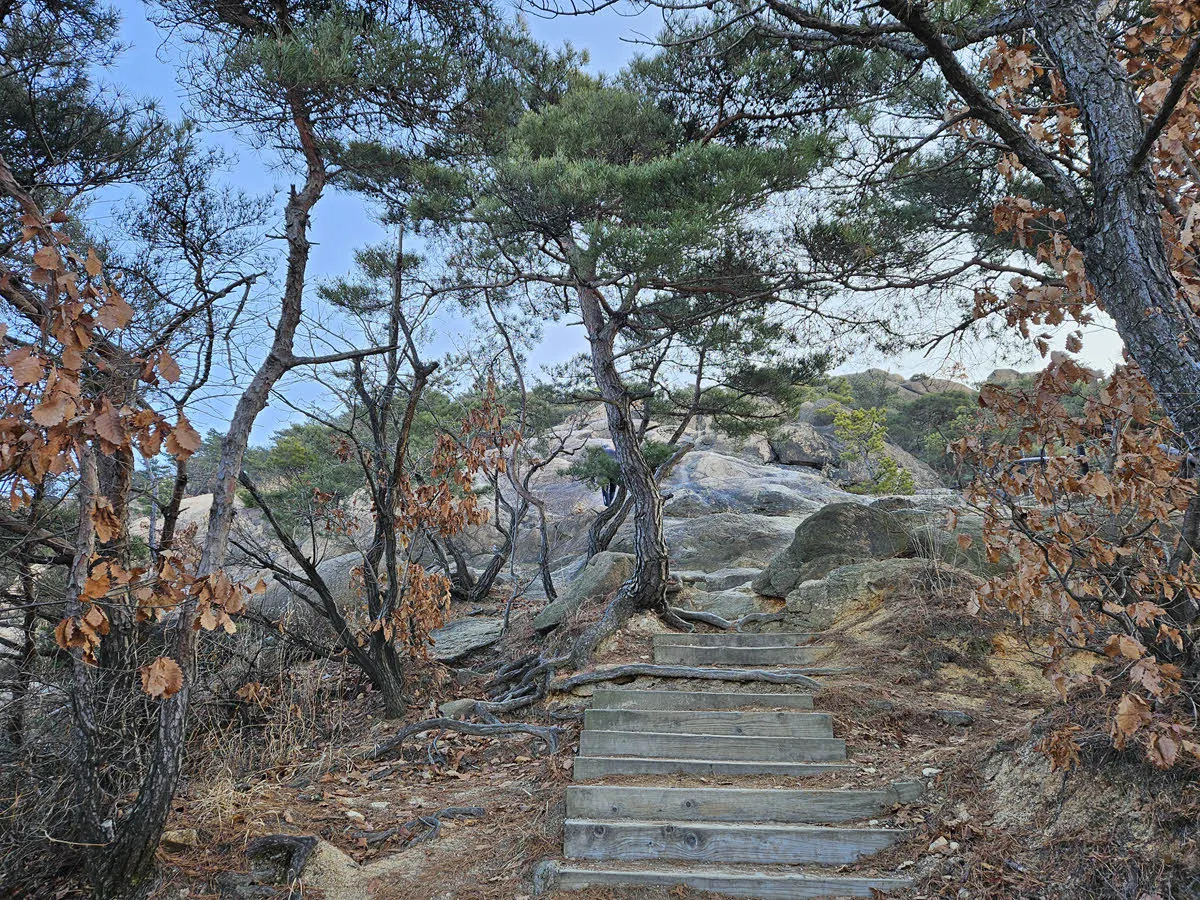 족두리봉을 오르는 암릉길