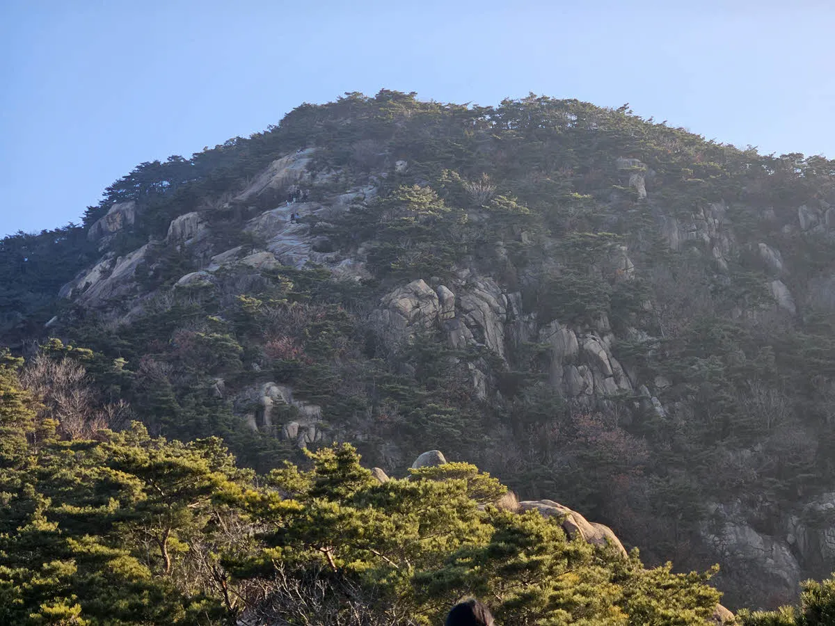 북한산 족두리봉을 기어오르는 사람들